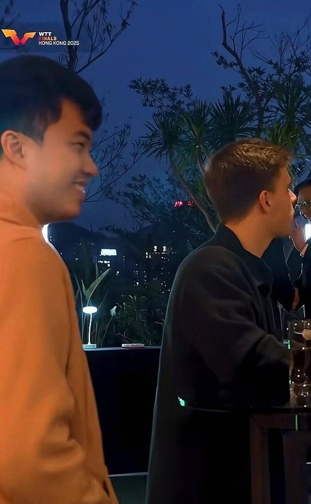 语让美和当起翻译大头硬着头皮曼昱开心pg电子模拟器试玩晚宴：孙颖莎不会日(图7)